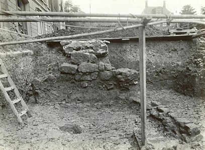 Escavações em 1933. O muro de pera é de um quartel