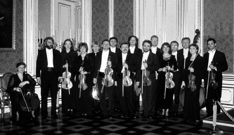 File:Orkiestra Kameralna Wratislavia, 1996.jpg