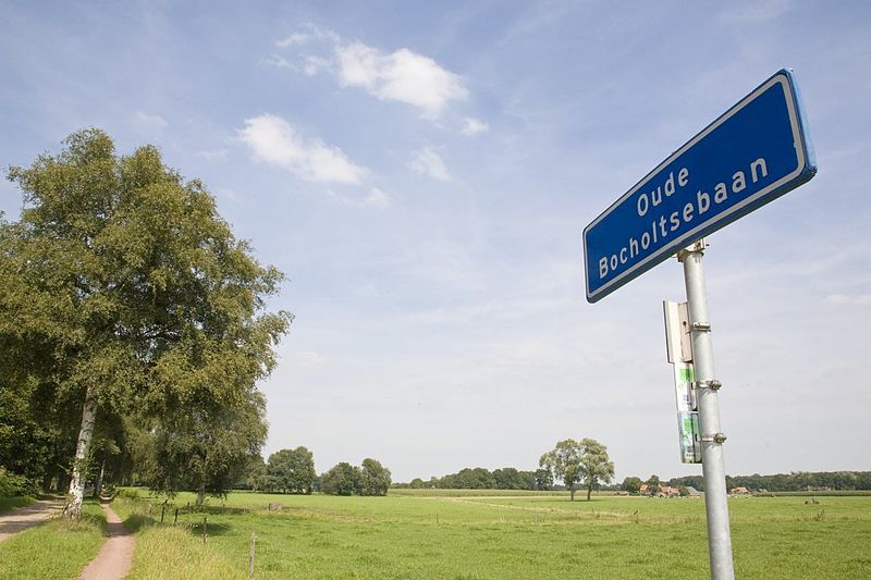 File:Overzicht landschap met op de voorgrond een straatnaambord - Woold - 20430026 - RCE.jpg