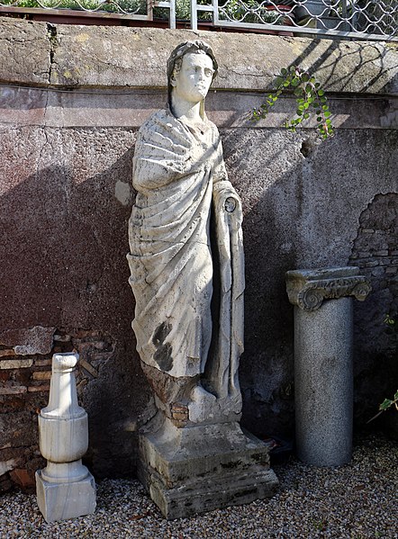 File:Palazzo colonna, giardini, statue antiche 03 donna con capo velato.jpg