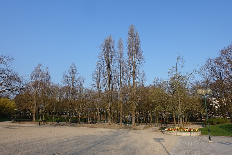 File:Parc Georges Brassens @ Paris (33529886832).jpg