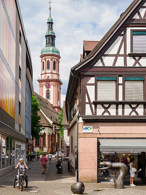 Pfarrstraße mit Heilig-Kreuz-Kirche Offenburg (2023)