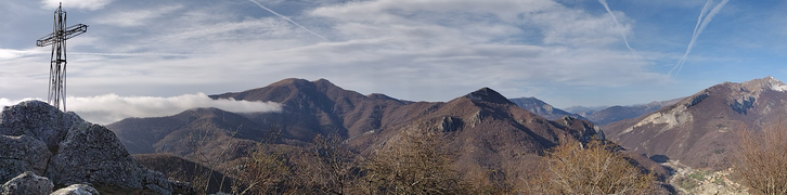 Vista verso sud-ovest, con il Monte Galero a destra della croce di vetta