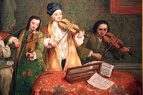 tableau : dans un salon, trois violonistes déchiffrent leur partition posée sur un petit pupitre au centre d'une table (dont un porte des lunettes sur le nez).