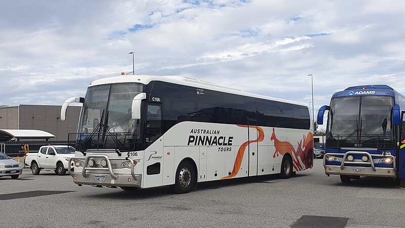 File:Pinnacle Coachlines BCI FBC6135CRZ1 1GMC371 @ Perth Airport.jpg