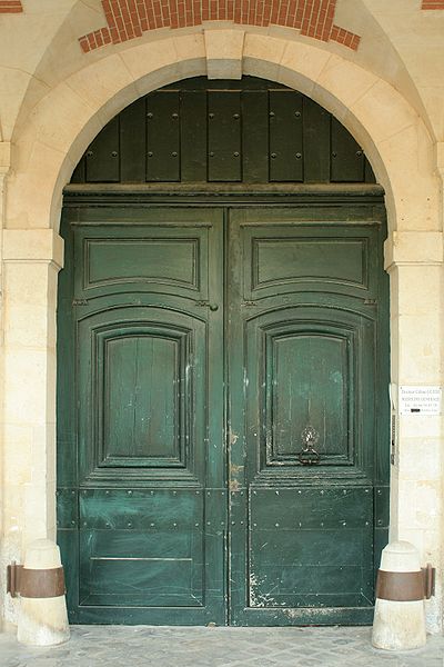 File:Place des Vosges, Paris, porte du n° 15.JPG