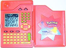 Um pequeno computador em forma de Pokédex que compila os dados de 151 Pokémon.