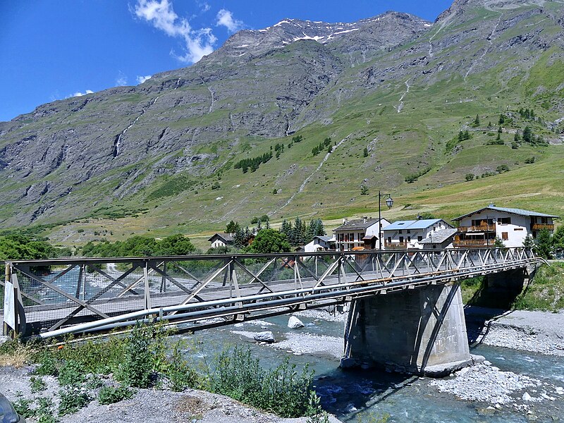 File:Pont de Bessans sur l'Arc en été (2019).JPG