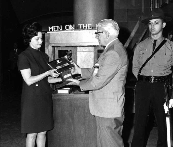 File:Presentation of Missouri Apollo display.jpg