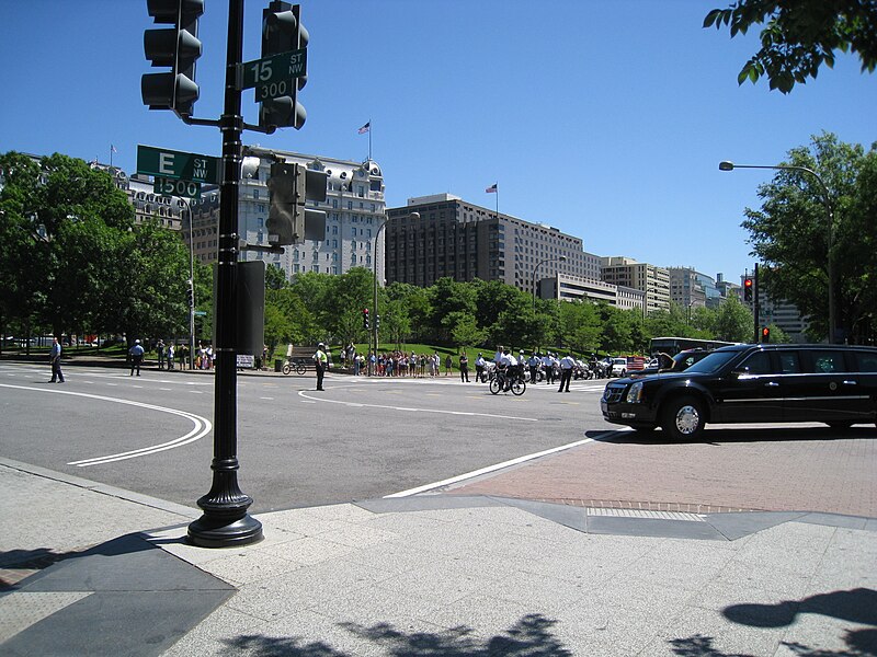 File:President Obama's Motorcade (3565059823).jpg