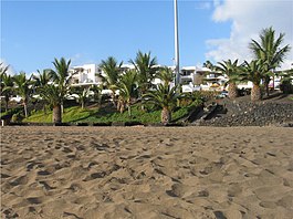 Strand met zicht op de boulevard Avenida de las Playas