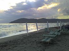 Punta Bianca vista dalle spiagge di Marina di Carrara