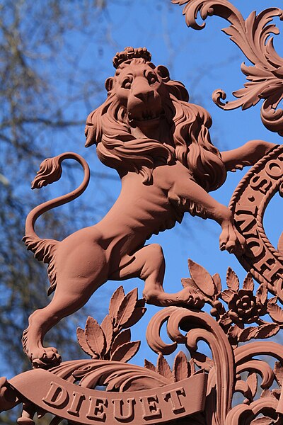 File:Queen's Gate, a major southern gate of Kensington Gardens, London spring 2013 (13).JPG