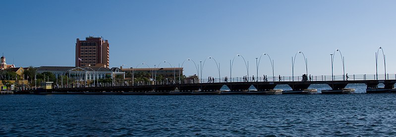 File:Queen Emma Pontoon Bridge, Willemstad, Curaçao (4383517775).jpg