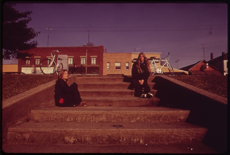 File:RESTING ON STEPS TO LAKESIDE PARK IN PENTWATER - NARA - 547175.tif