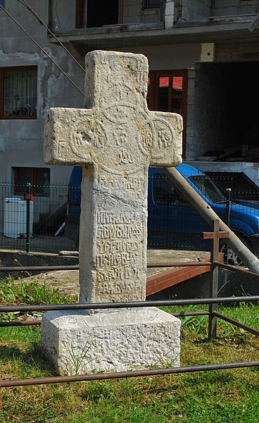 File:RO AG Rucar La Roghina stone cross.JPG