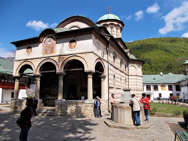 File:RO_VL_Mănăstirea_Cozia_(Biserica_”Sf._Treime”).JPG