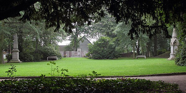 Rathauspark mit Kriegerdenkmal des deutsch-französischen Krieges (links) und Langensalza-Denkmal (rechts)