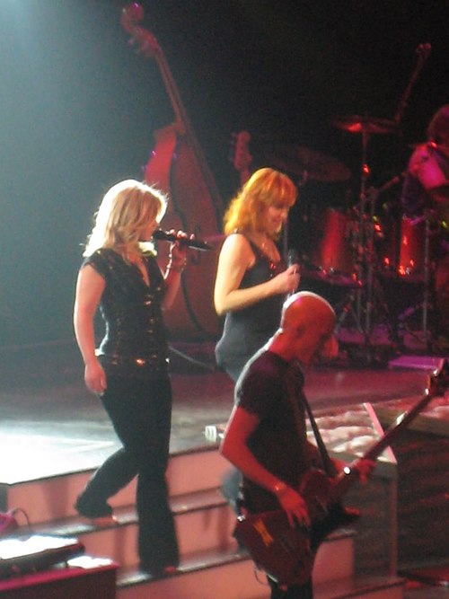 Clarkson and Reba McEntire during the 2 Worlds 2 Voices Tour in 2008