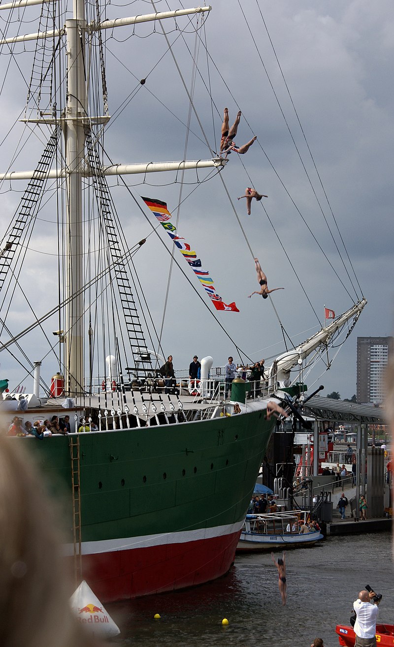 800px-Red_Bull_Cliff_Diving_Hamburg_2009