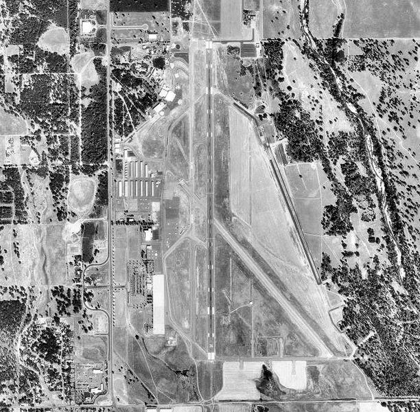 File:Redding Municipal Airport - CA - 9 Oct 1998.jpg