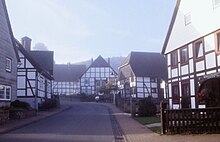 Reileifzen bei Polle, Ortsbilder in Fachwerk mit Übergang zwischen hessischen und niedersächsischen Bauformen prägen die Kulturlandschaft der Oberweser