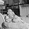 Remarque in gesprek, zittende in een armstoel in zijn woonkamer in de villa in P, Bestanddeelnr 254-4724.jpg