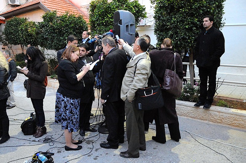 File:Reporters Cluster to Record Statements by Secretary Kerry, Palestinian Negotiator Erekat (11758001496).jpg