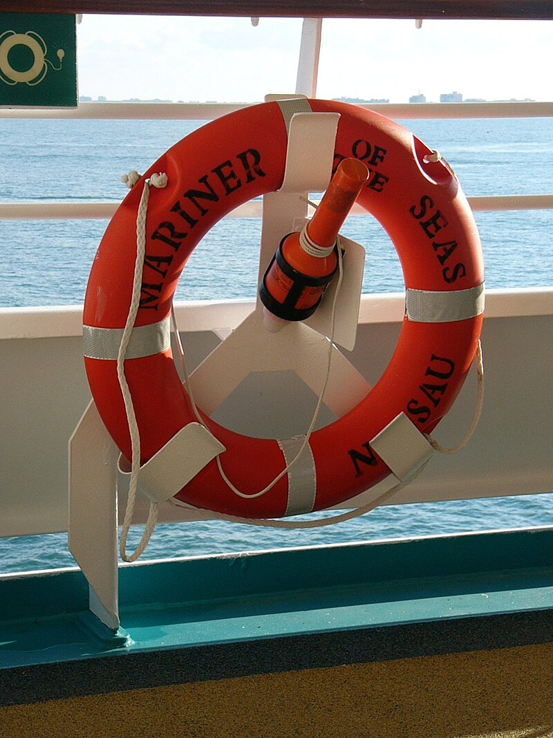 800px Ring buoy with light