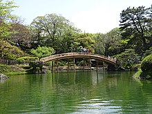 南湖の観月橋