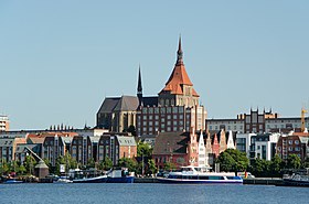 Rostock nördl Altstadt mit der Marienkirche.jpg