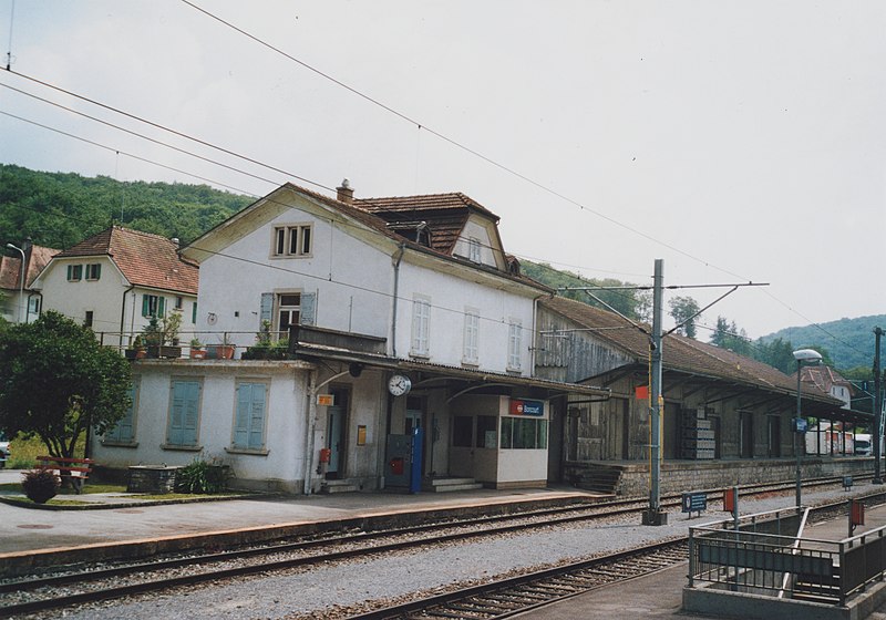 File:SBB Historic - F 122 00134 005 - Boncourt Stationsgebaeude mit Gueterschuppen Bahnseite.jpg