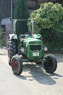 Deutz-Traktor mit historischem Kennzeichen für den Landkreis Sinsheim, SNH