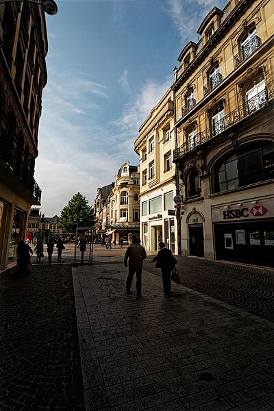 File:Saint-Quentin - Rue de la Sellerie - View NNW towards Place de l'Hôtel de Ville.jpg