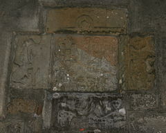 Escudo de la familia Junco en la entrada de la iglesia.