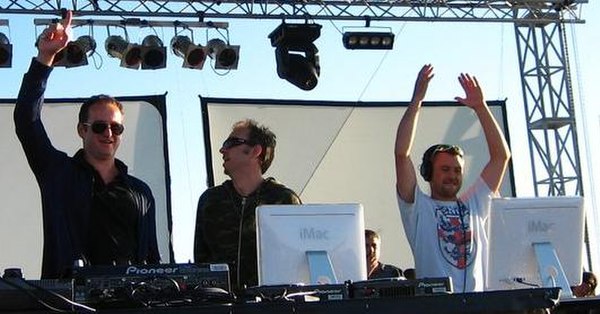 Sasha (left) on stage with Duncan Forbes (center) and Charlie May (right) of Spooky.