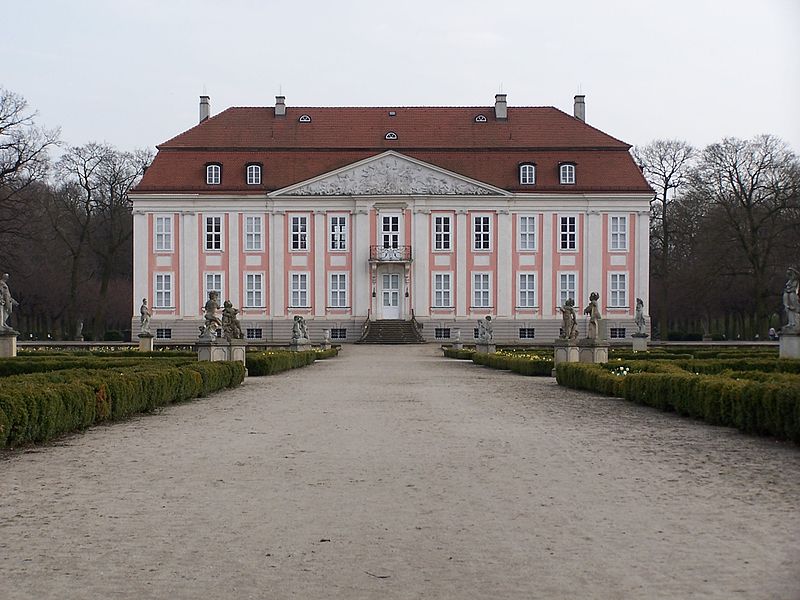 File:Schloß Friedrichsfelde – West (2).JPG