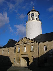 Crossen castle with bergfried Schloss Crossen Bergfried.JPG