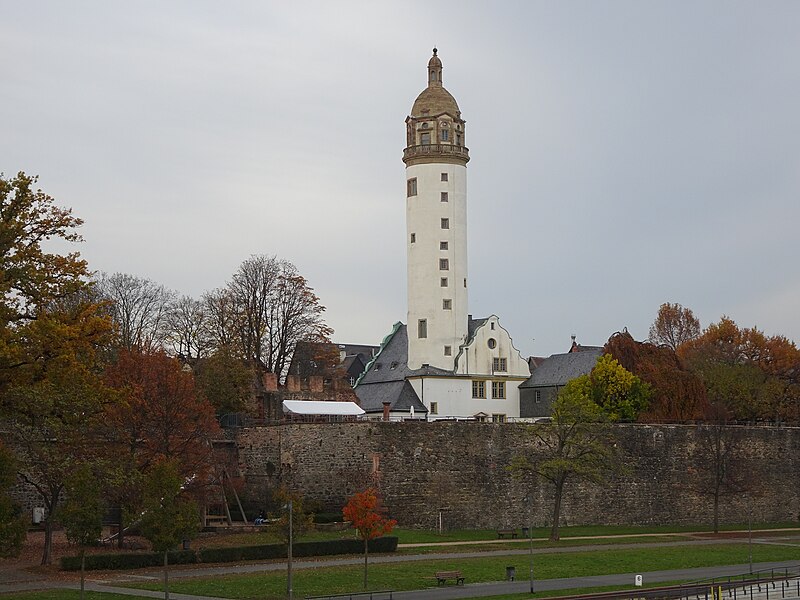 File:Schlossturm Höchst.jpg