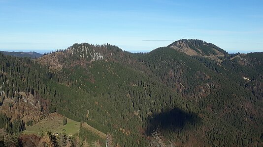 Nach Norden schweift der Blick zum Eisenberg (1490 m) rechts, Durlachkopf (1395 m) und Zwölfer (1416 m) links.