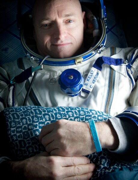 File:Scott Kelly wears blue wrist band with peace symbol onboard a Russian helicopter after landing in Soyuz TMA-01M (TIFF).tif