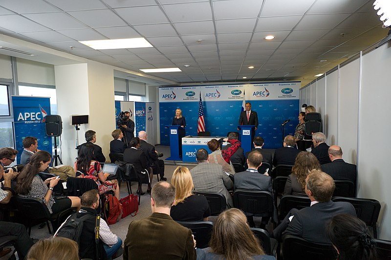 File:Secretary Clinton and Russia’s Foreign Minister Lavrov at Signing Ceremony (7952071892).jpg