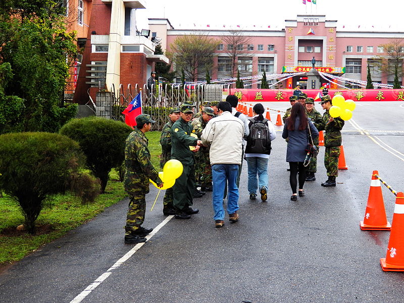 File:Service Soldiers Giving Event Guide and Memorial Items to Visitors 20130302.jpg
