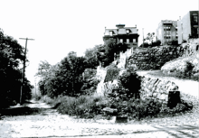 Shippen Street hairpin photograph from early 20th century; the cobblestone street and trap rock walls remain in good condition. Shippenstreetold.png