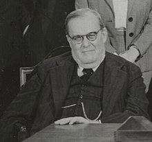 Сэр Фредерик Эгглстон в роли министра в США на групповом портрете австралийских делегатов на конференции Организации Объединенных Наций в Сан-Франциско, 1945.jpg