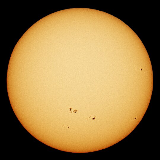 Die leuchtende Sphäre der Sonne ist durch einen ausgesprochen präzisen Kreis begrenzt. In der Nähe des Horizonts erscheint die Sonne wegen der atmosphärischen Refraktion etwas verbreitert und bekommt wegen der atmosphärischen Dispersion und der Rayleigh-Streuung des blauen Lichtanteils oben einen grünlichen und unten einen rötlichen Rand. Wenn die Sonne beim Sonnenauf- oder -untergang so nahe am Horizont steht, dass sie angesehen werden kann, ohne die Augen zu schädigen, können größere Sonnenflecke auch ohne optische Hilfsmittel erkennbar sein, sofern es zu diesem Zeitpunkt welche gibt: