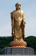 Buda Zhōngyuán (128 m -153 si se incluye el edificio que lo sostiene-), considerada la escultura de mayor formato del mundo.