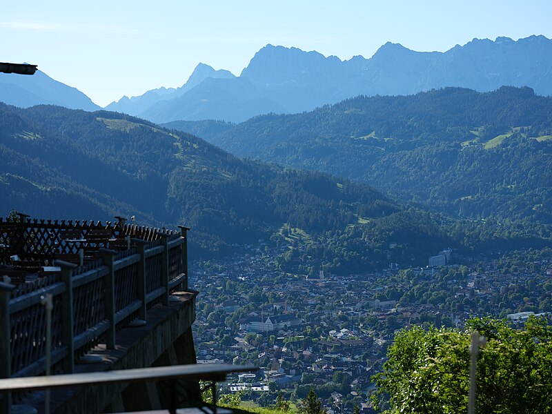 File:StMartinshuette Richtung Garmisch.jpg