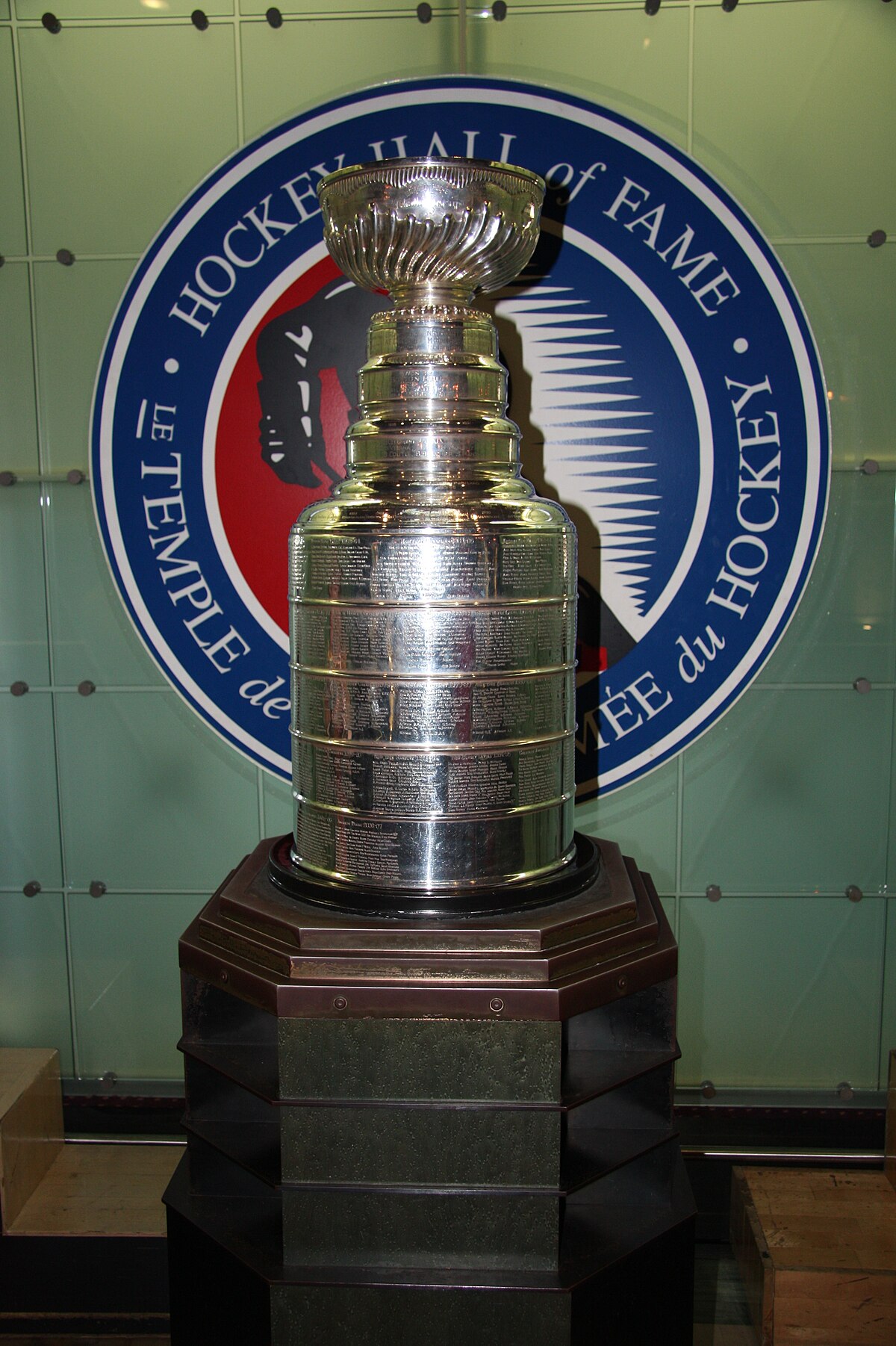 https://upload.wikimedia.org/wikipedia/commons/thumb/8/82/Stanley_Cup_in_Hockey_Hall_of_Fame_%28may_2008%29.jpg/1200px-Stanley_Cup_in_Hockey_Hall_of_Fame_%28may_2008%29.jpg