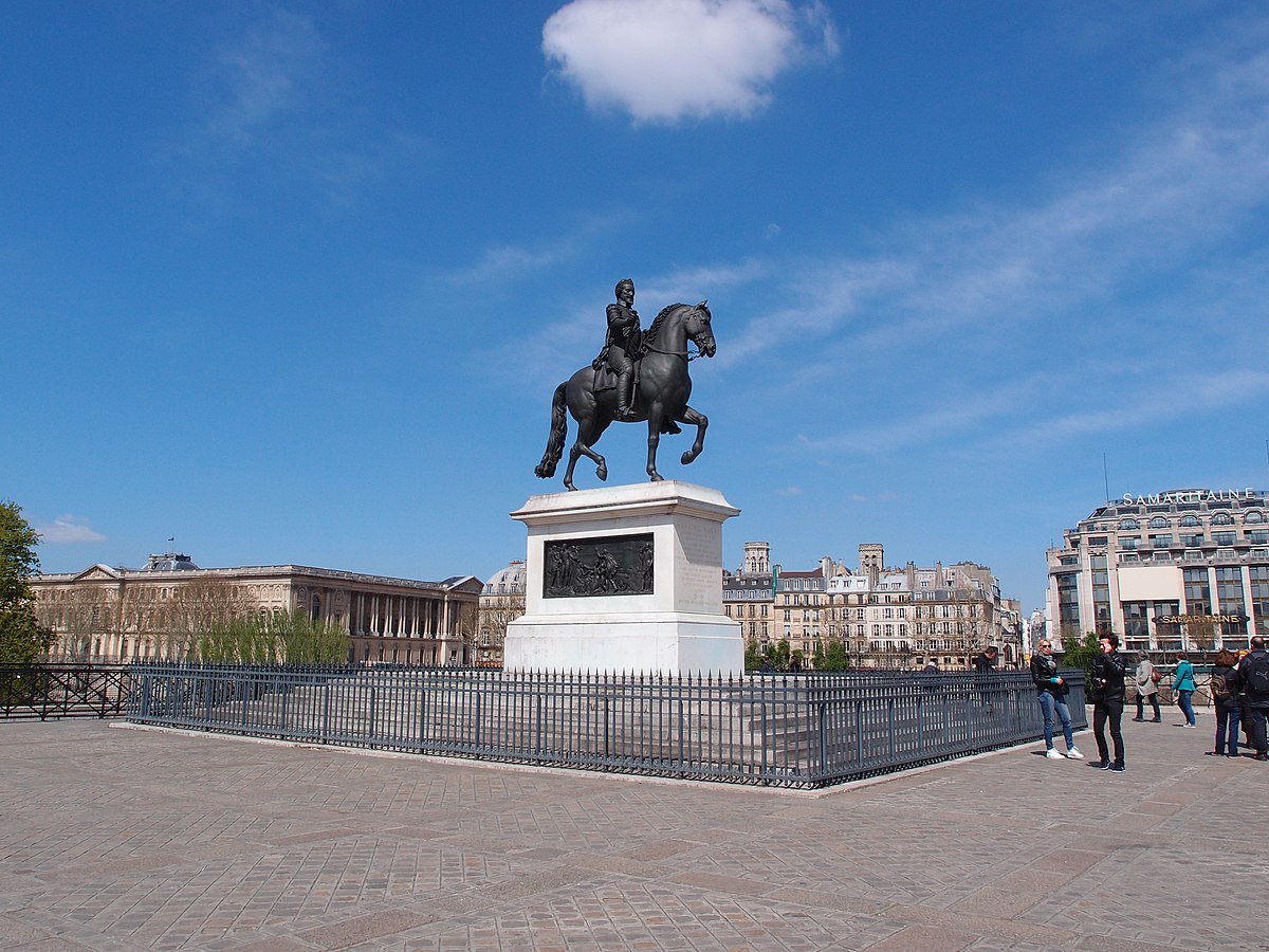 File:Louis Vuitton 1, Rue du Pont-Neuf, Paris April 2010.jpg - Wikimedia  Commons